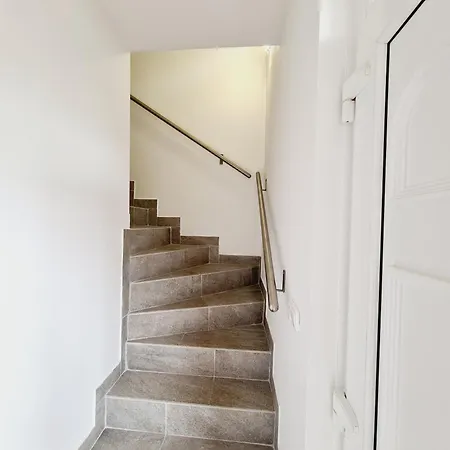 Apartment Eszter Koezel A Balatonhoz 5 Fo Reszere