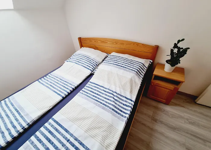 Eszter Koezel A Balatonhoz 5 Fo Reszere