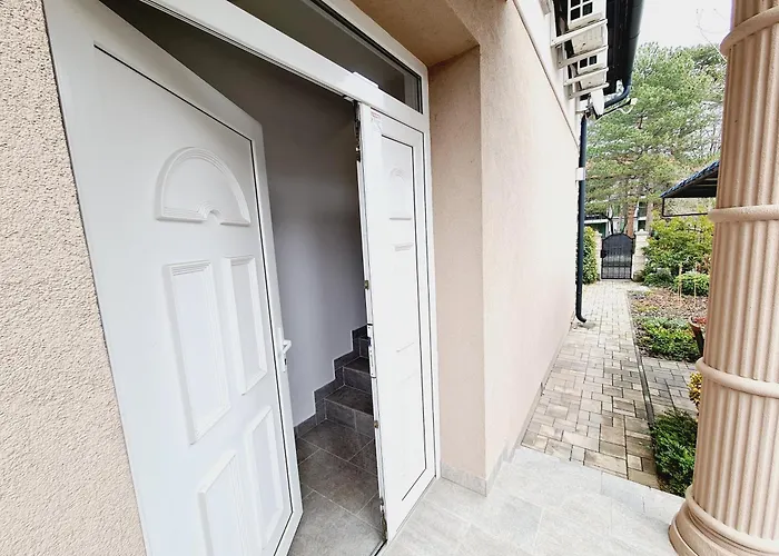 Apartment Eszter Koezel A Balatonhoz 5 Fo Reszere